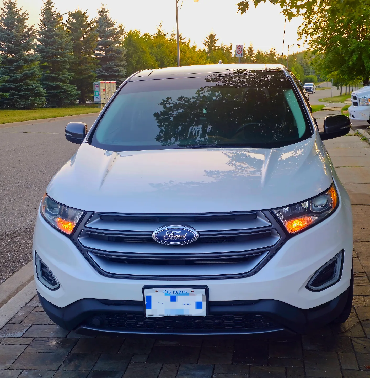 Ford Edge White SUV image indicator(3)