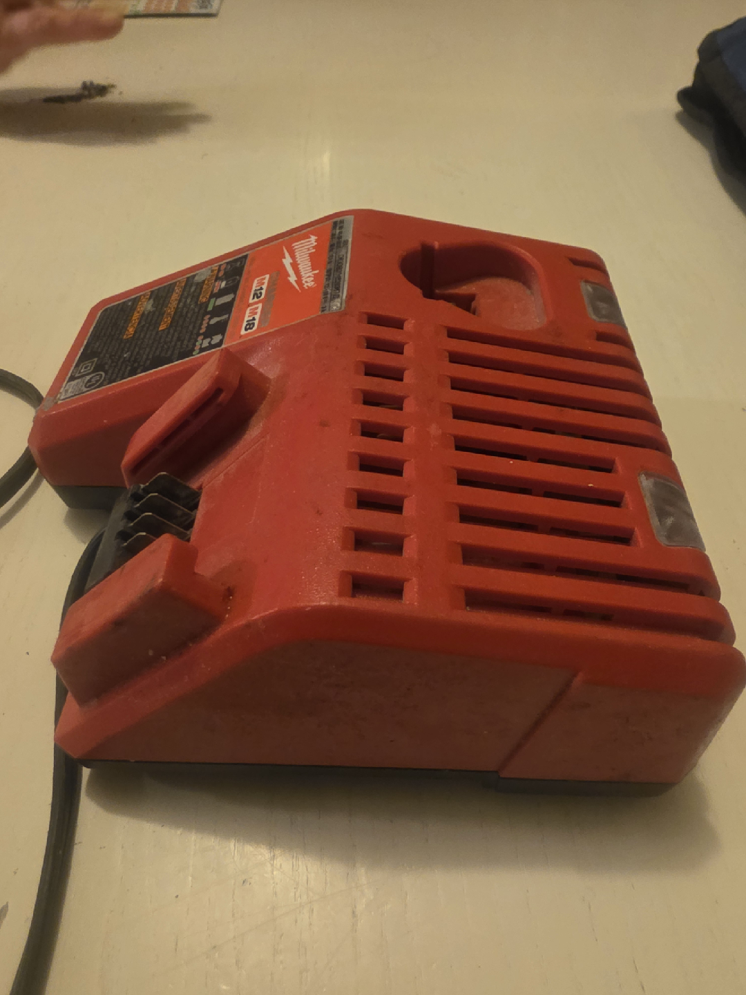 Milwaukee M12-M18 Battery Charger - photo 2