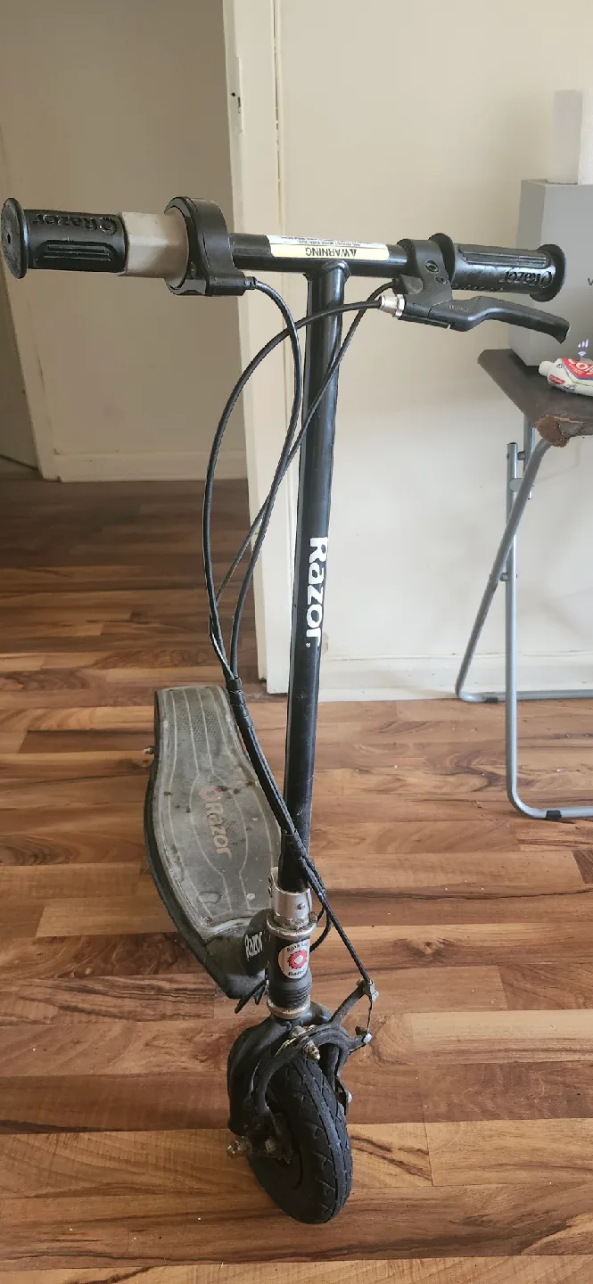 Razor Electric Scooter - Black image indicator(5)