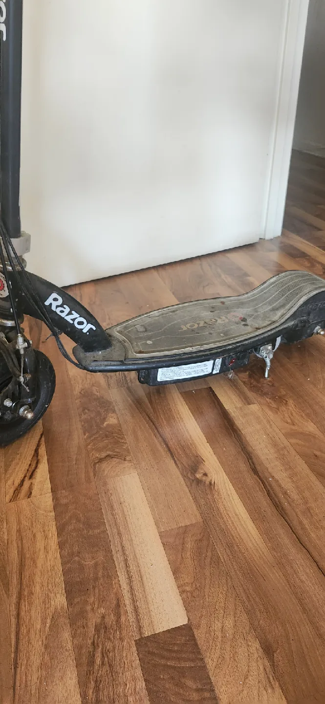 Razor Electric Scooter - Black image indicator(6)