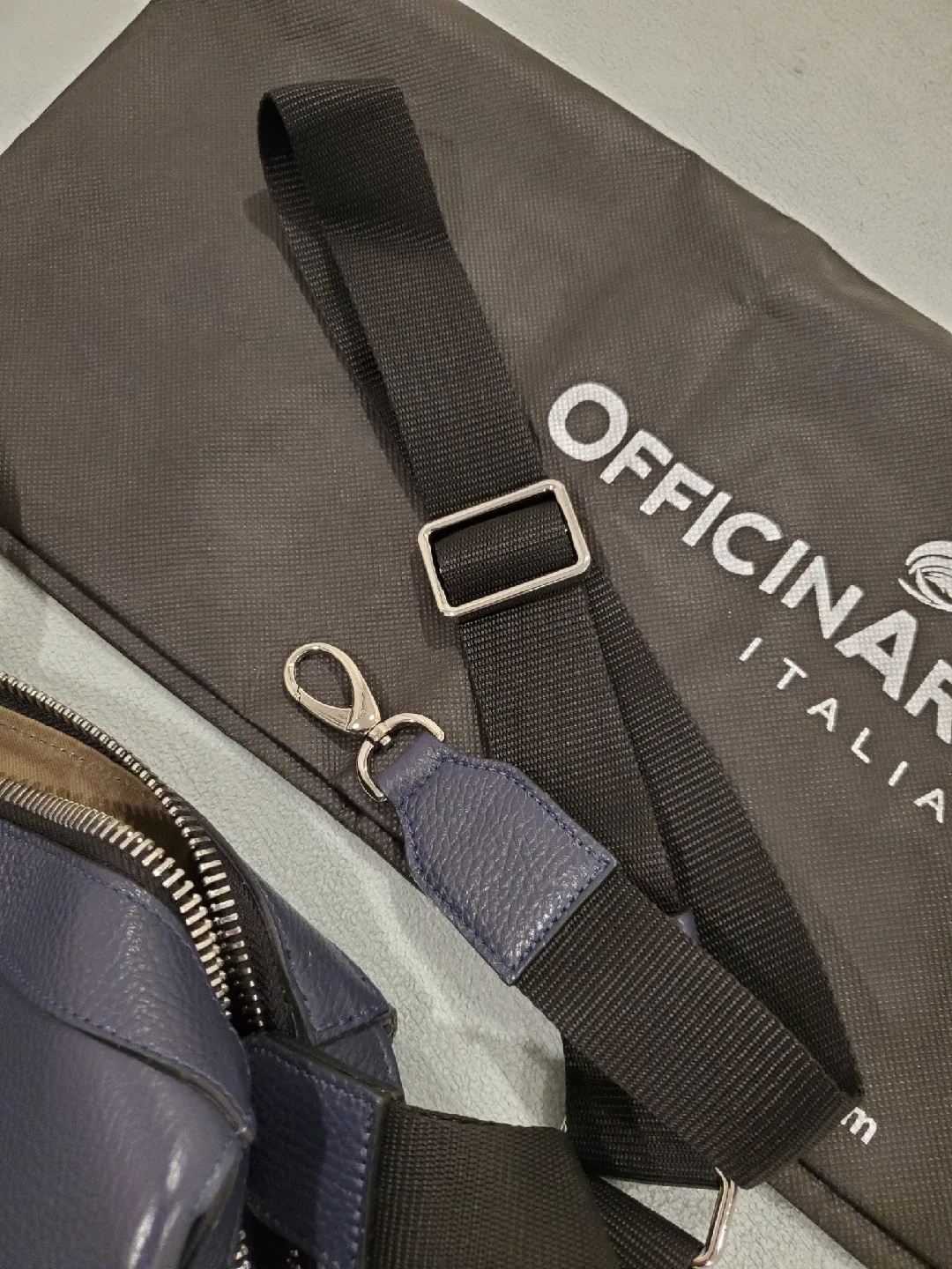 new quality navy leather overnight bag image indicator(6)