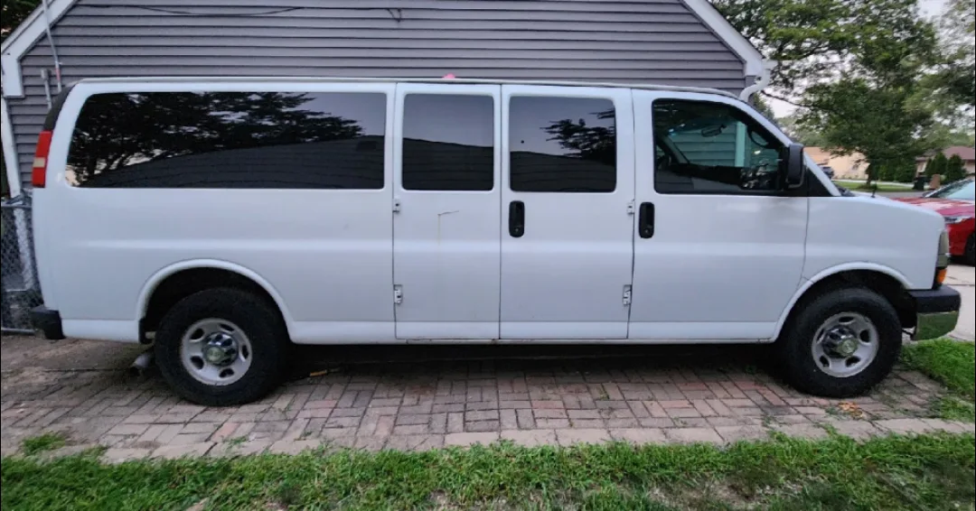 Chevrolet Passenger Van image indicator(3)