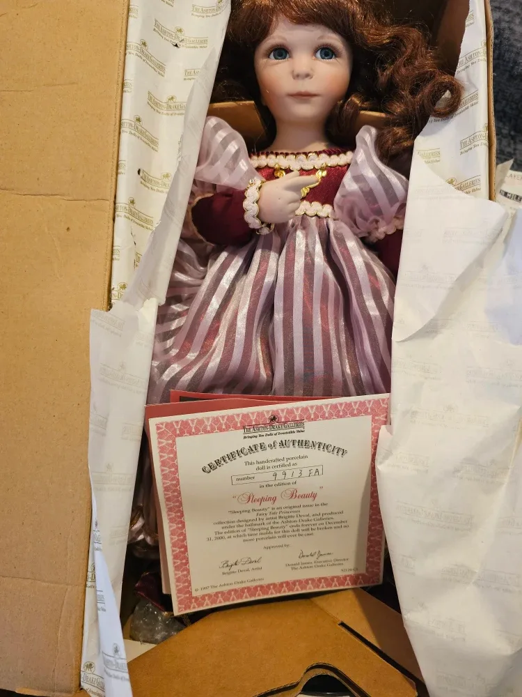 Ashton-Drake Galleries Porcelain Dolls image indicator(4)