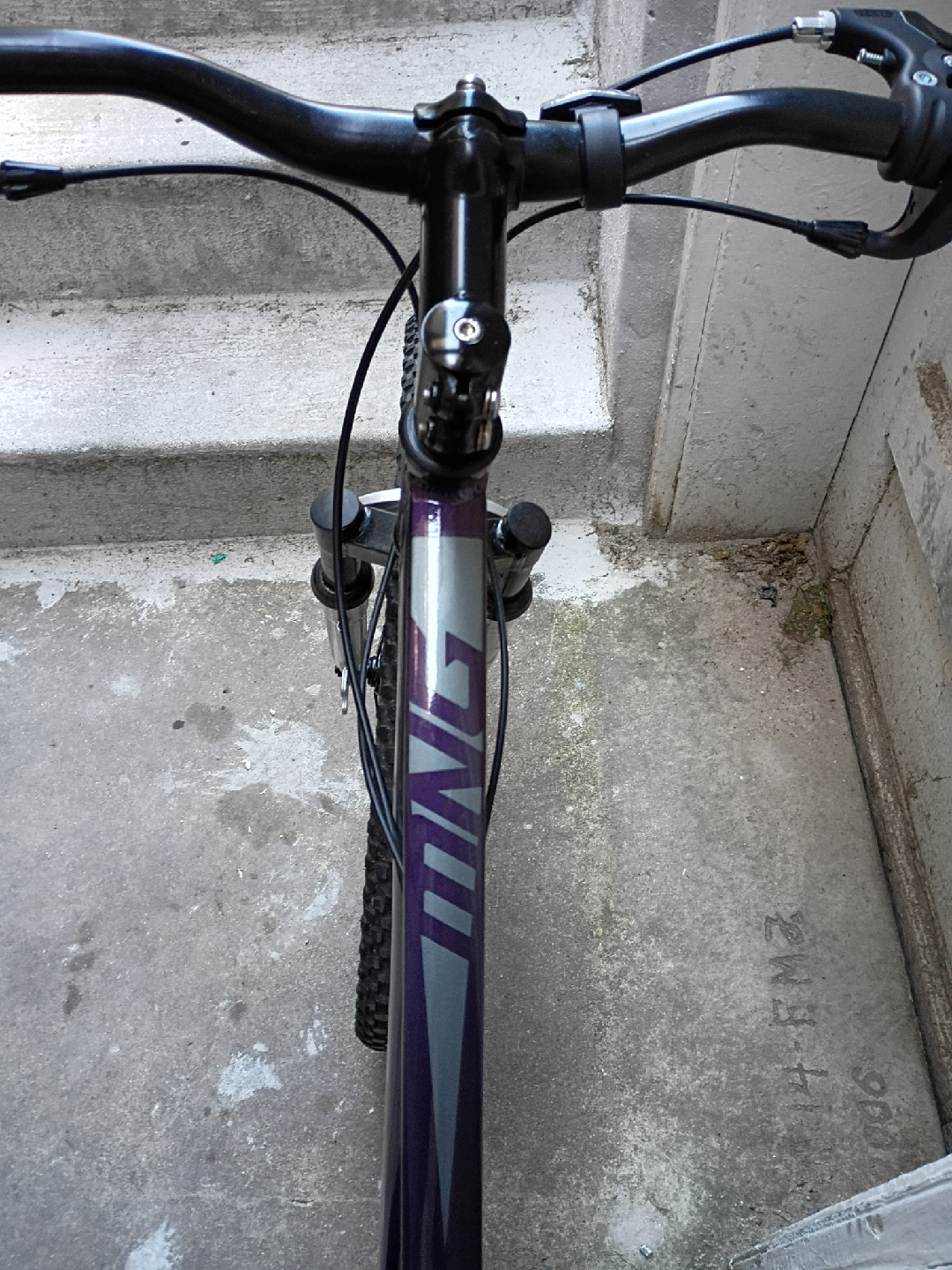21 speed Mongoose XR75 Purple Mountain Bike like new - photo 3