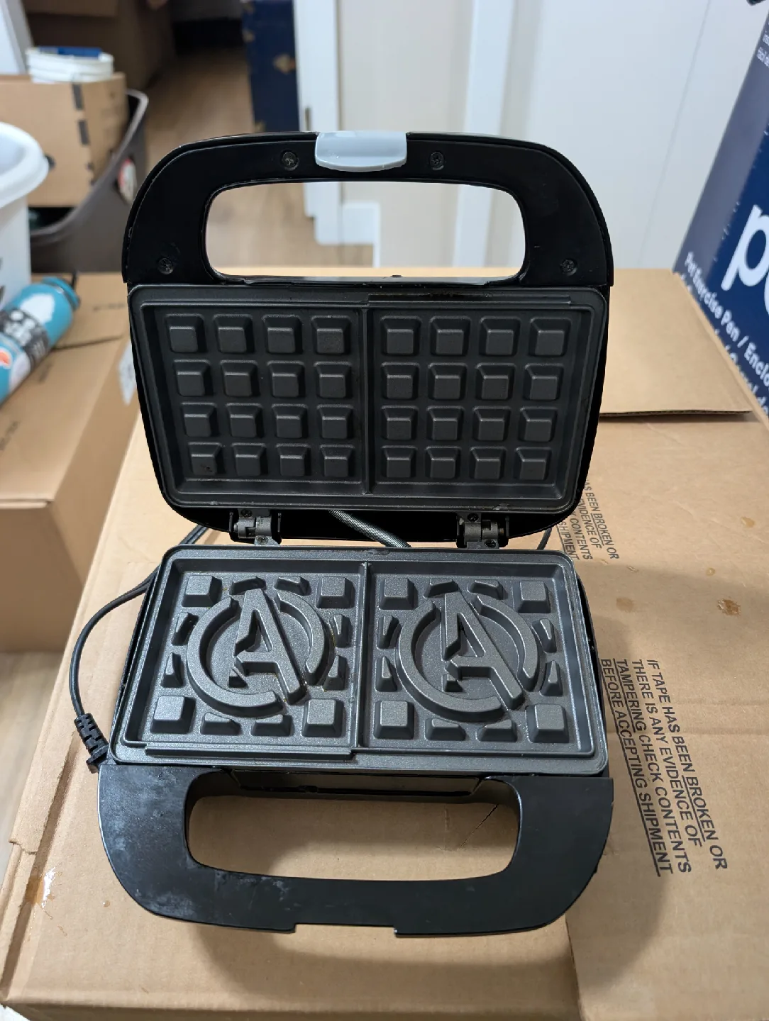 Marvel Avengers Waffle Maker - Like New! image indicator(2)