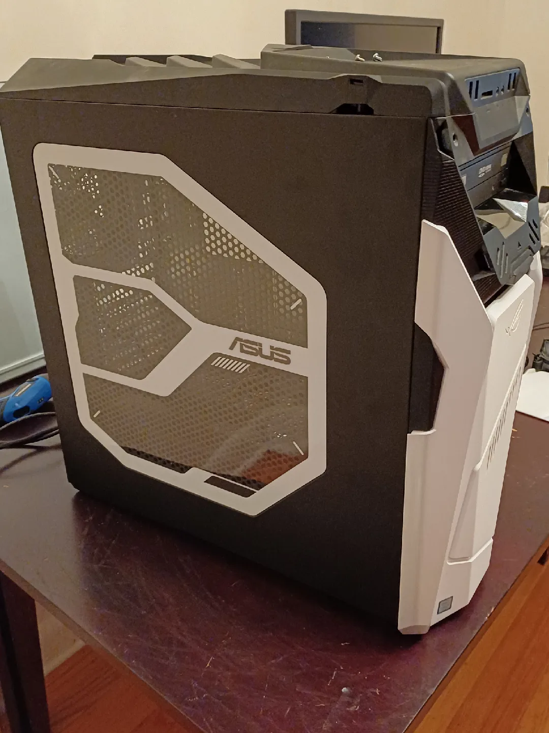 ASUS ROG Gaming PC Case - White image indicator(2)