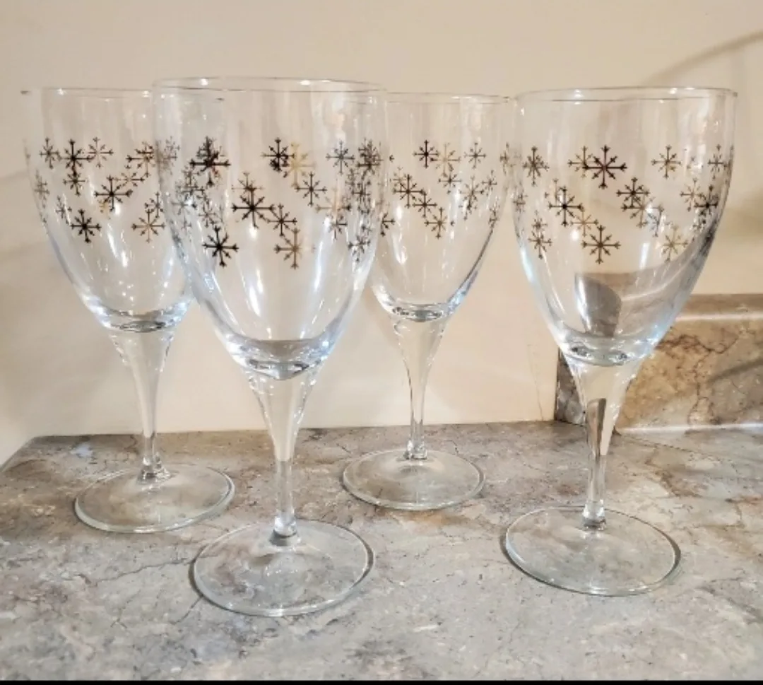 Set of 4 Snowflake Wine Glasses 🥕 thumbnail