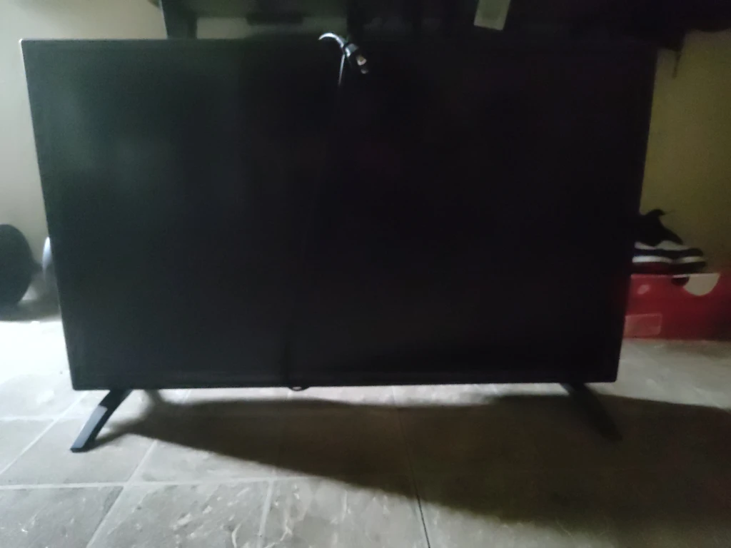 32"  POLAROID FLAT SCREEN TV