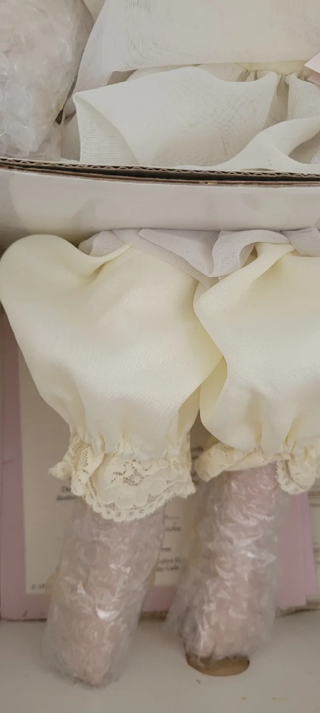 Brand New in box Ashton-Drake Galleries Olivia Doll image indicator(2)