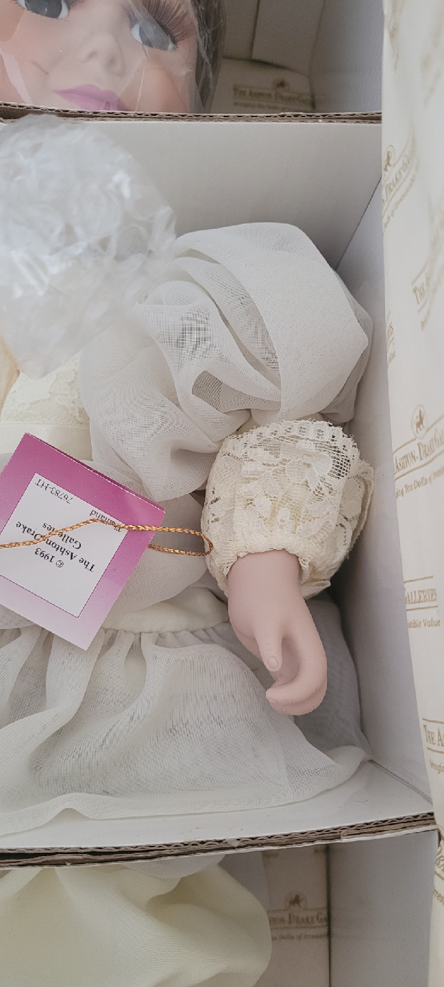 Brand New in box Ashton-Drake Galleries Olivia Doll - photo 3