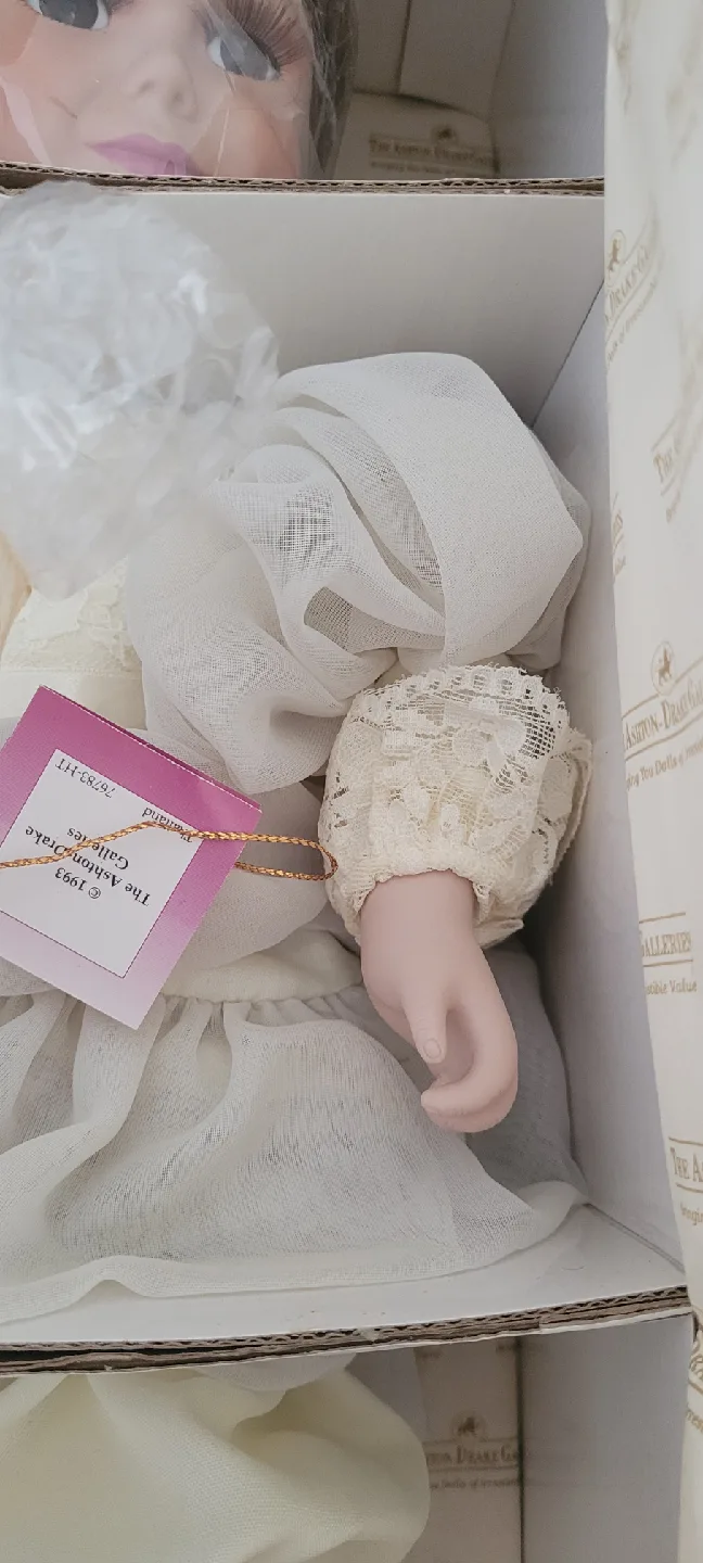 Brand New in box Ashton-Drake Galleries Olivia Doll image indicator(3)