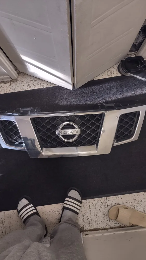 Original Nissan Front Grill - Excellent Condition image indicator(2)