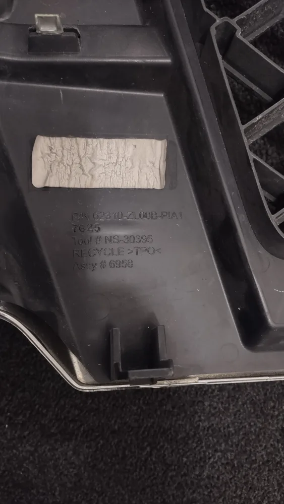 Original Nissan Front Grill - Excellent Condition image indicator(3)