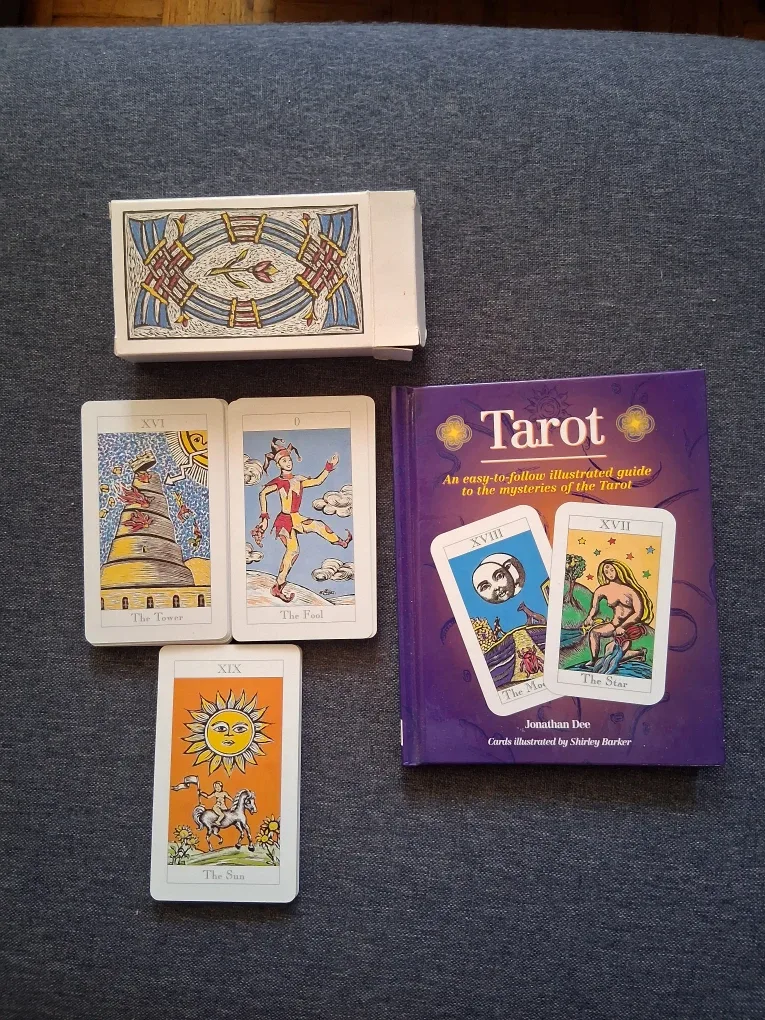 Tarot: An Easy-to-Follow Illustrated Guide thumbnail