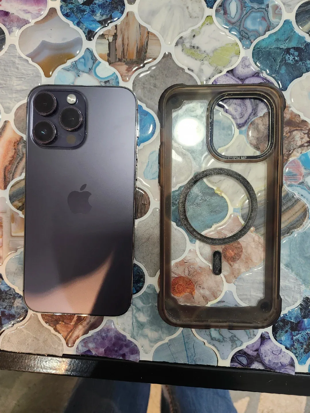 iPhone 14 Pro + Phone Case image indicator(2)