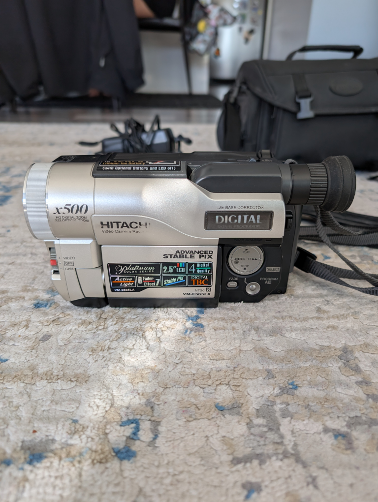 Hitachi VM-E565LA Digital Video Camera