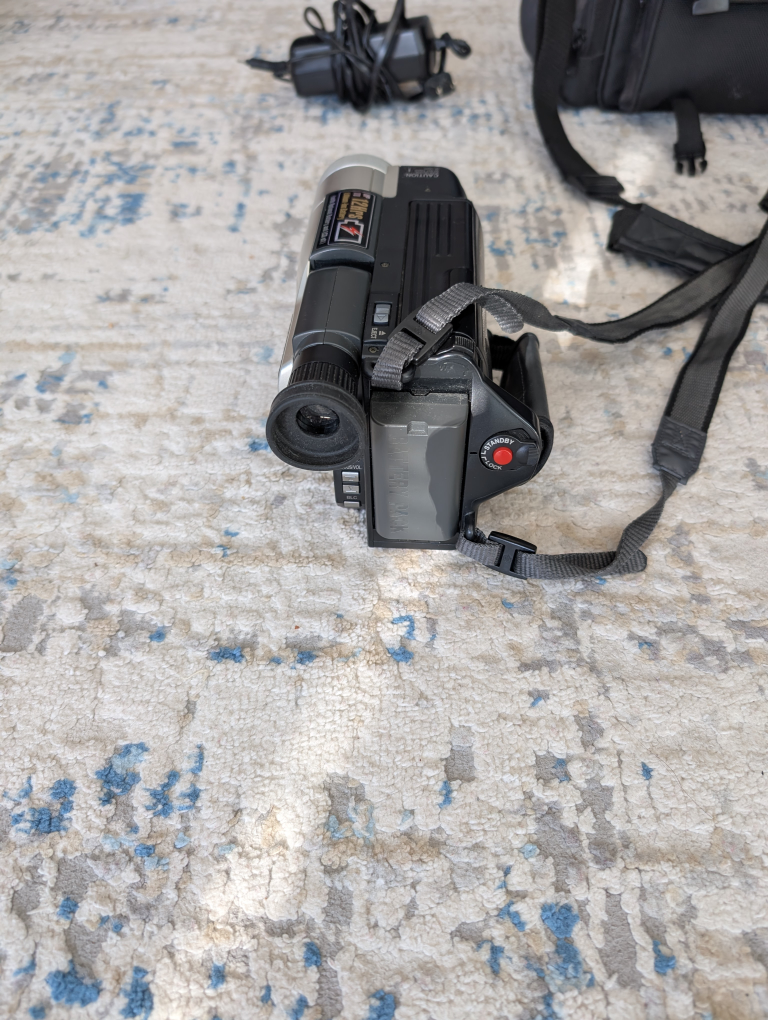 Hitachi VM-E565LA Digital Video Camera - photo 4
