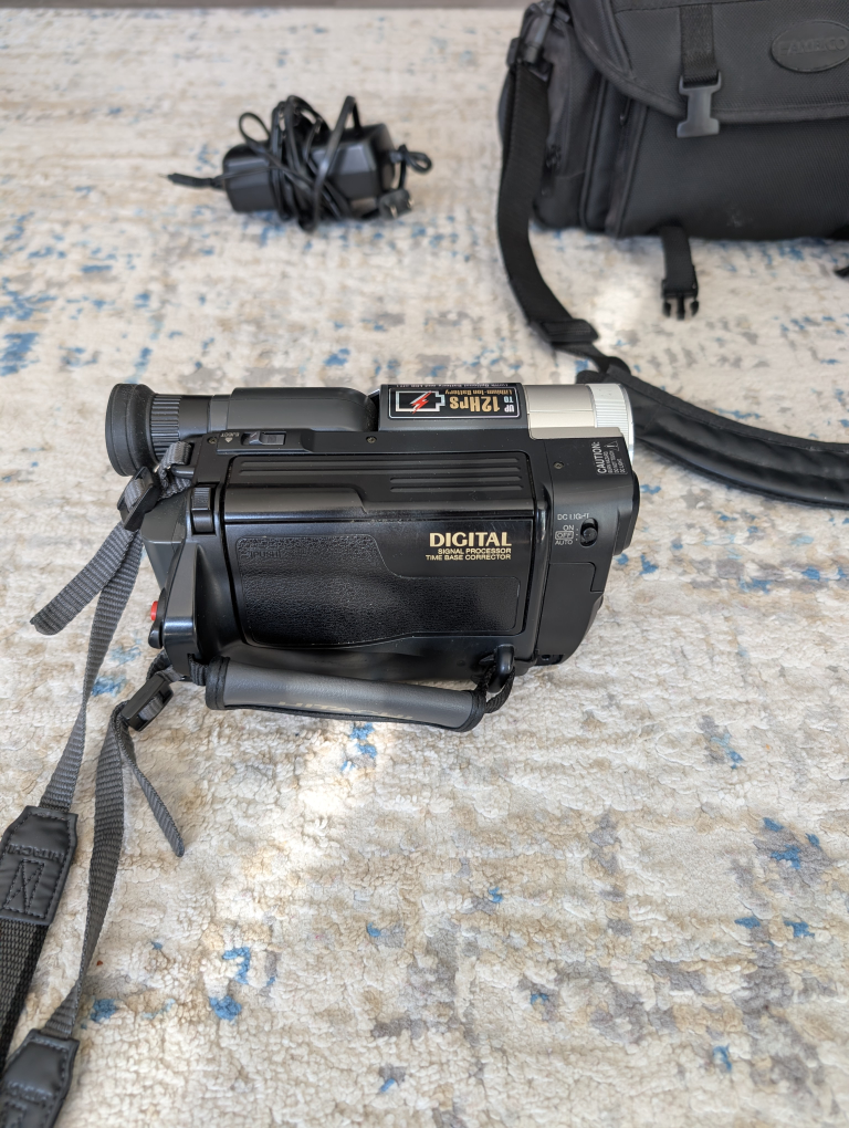 Hitachi VM-E565LA Digital Video Camera - photo 5