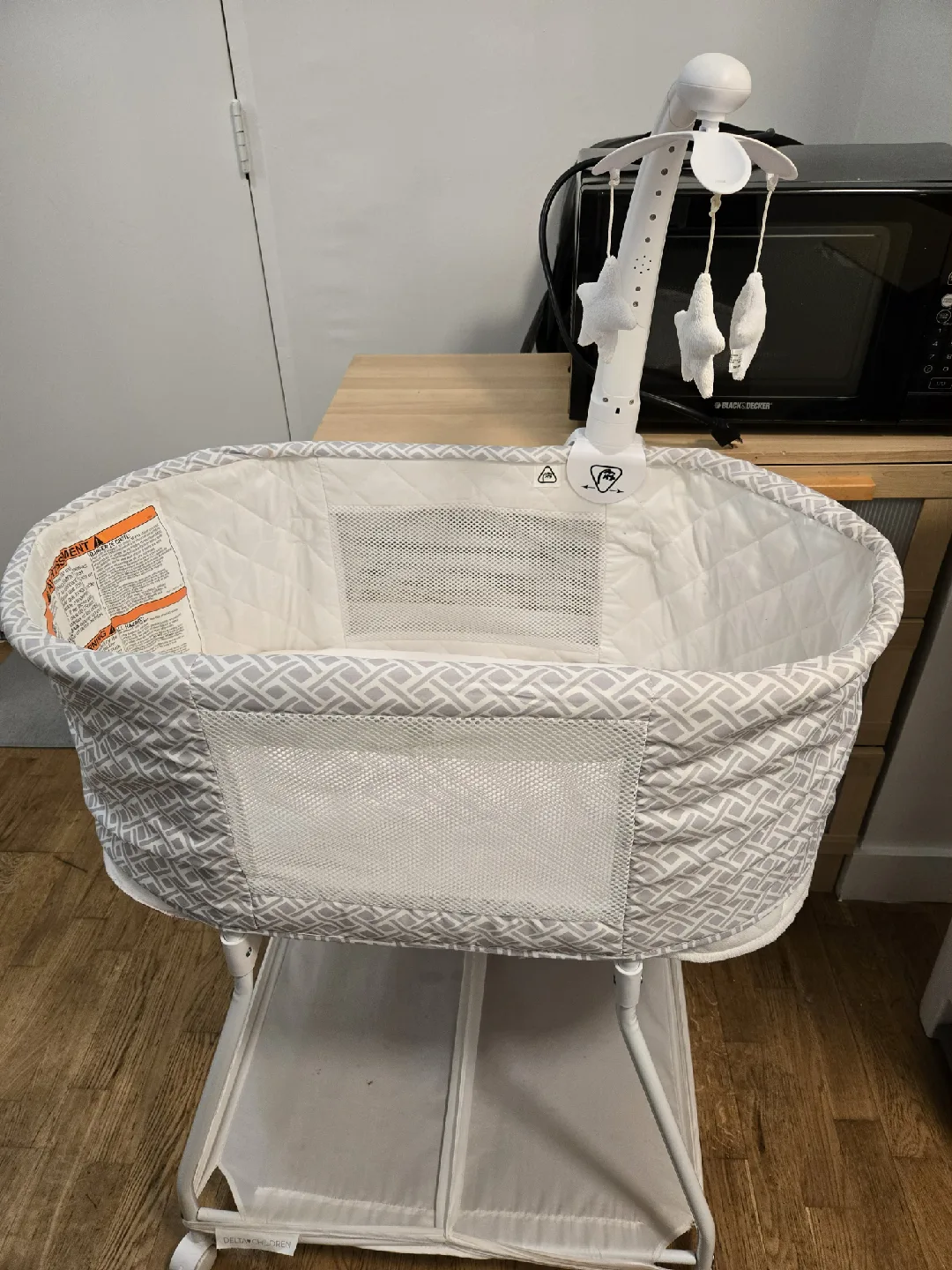 Delta Children Bassinet image indicator(2)