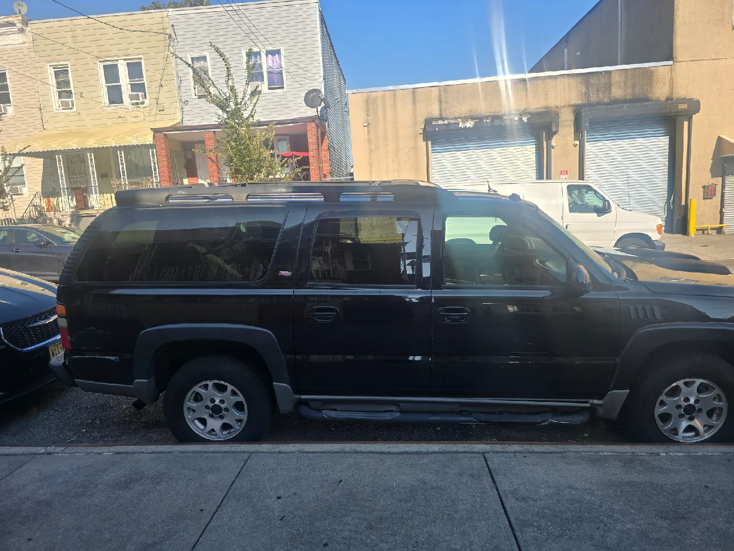 Black Chevrolet Suburban SUV image indicator(3)