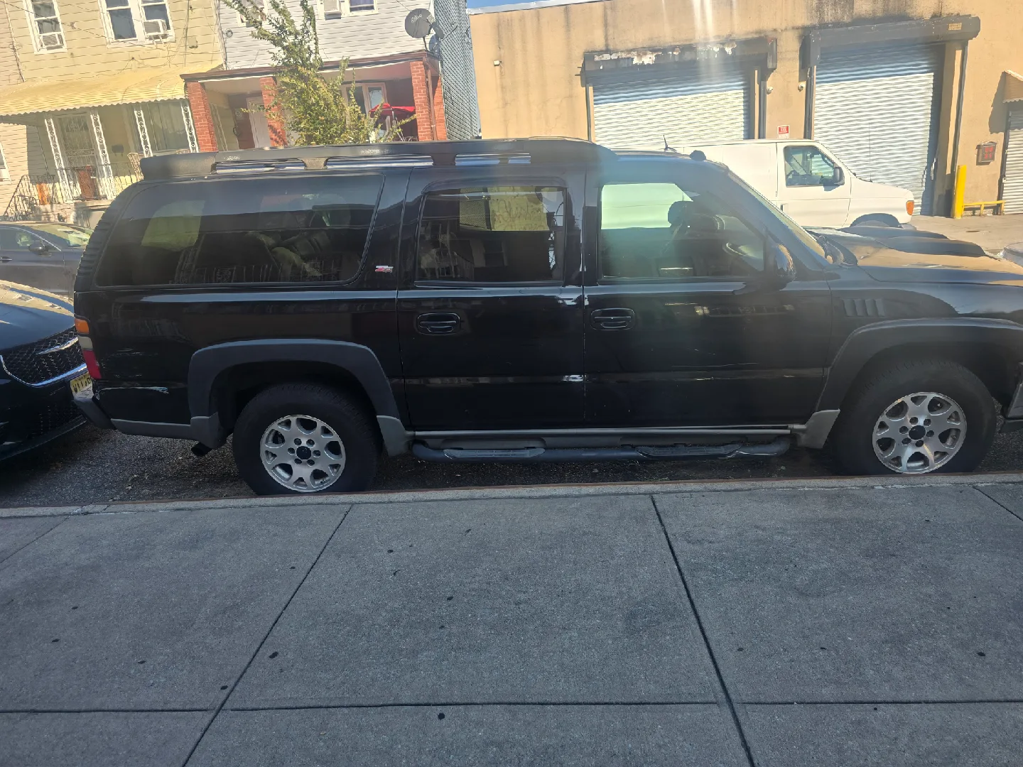 Black Chevrolet Suburban SUV image indicator(4)