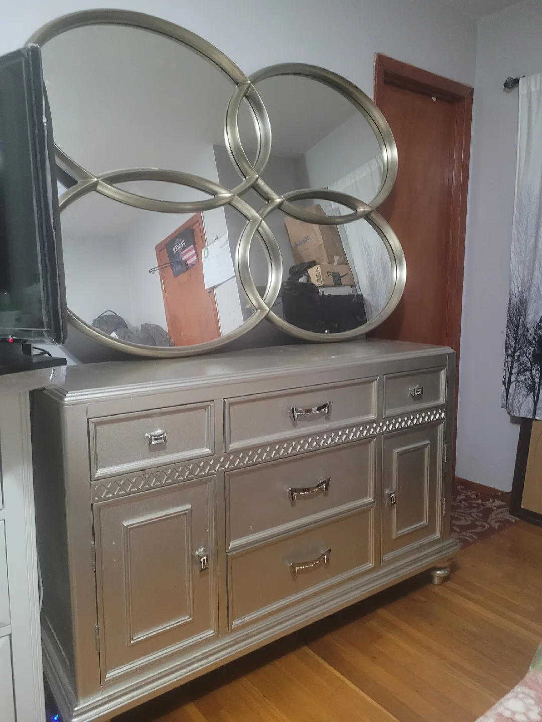 Decorative wall Mirror and dresser for sale image indicator(2)