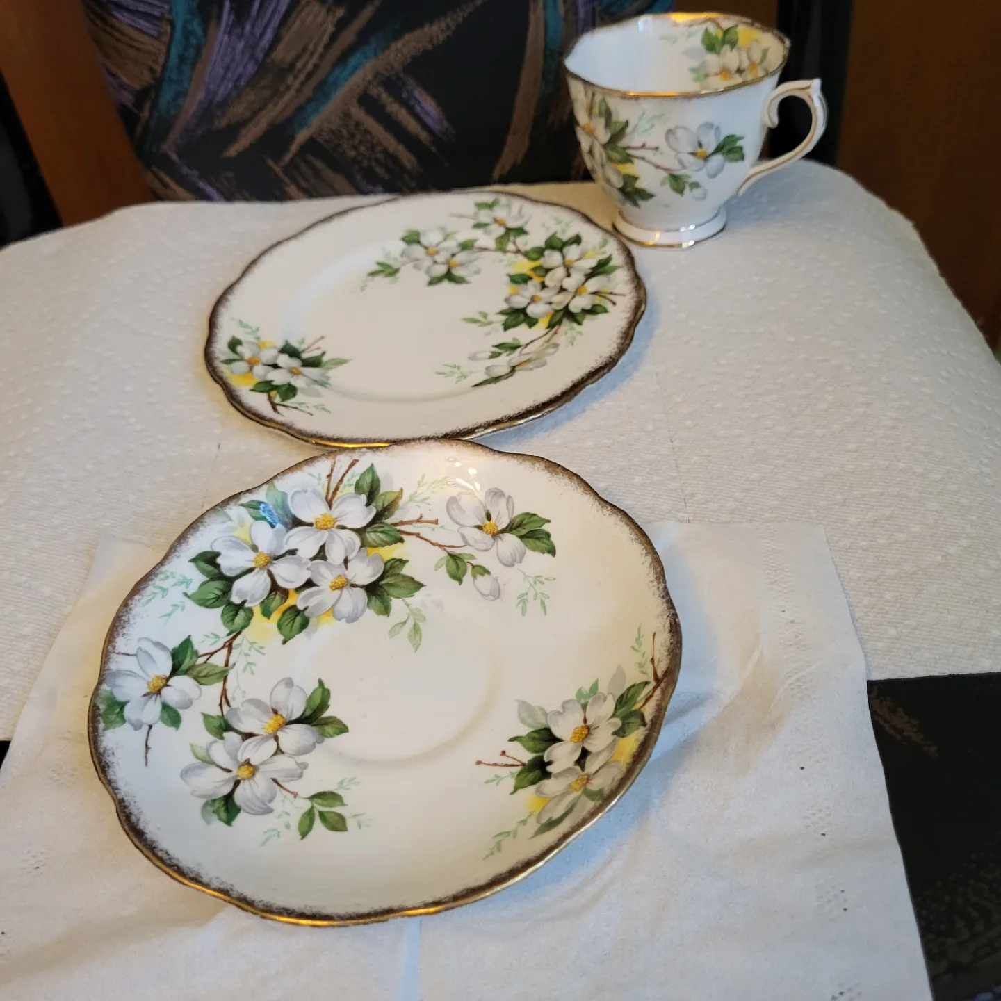 Royal Albert White Dogwood Tea Cup & Saucer Set image indicator(2)