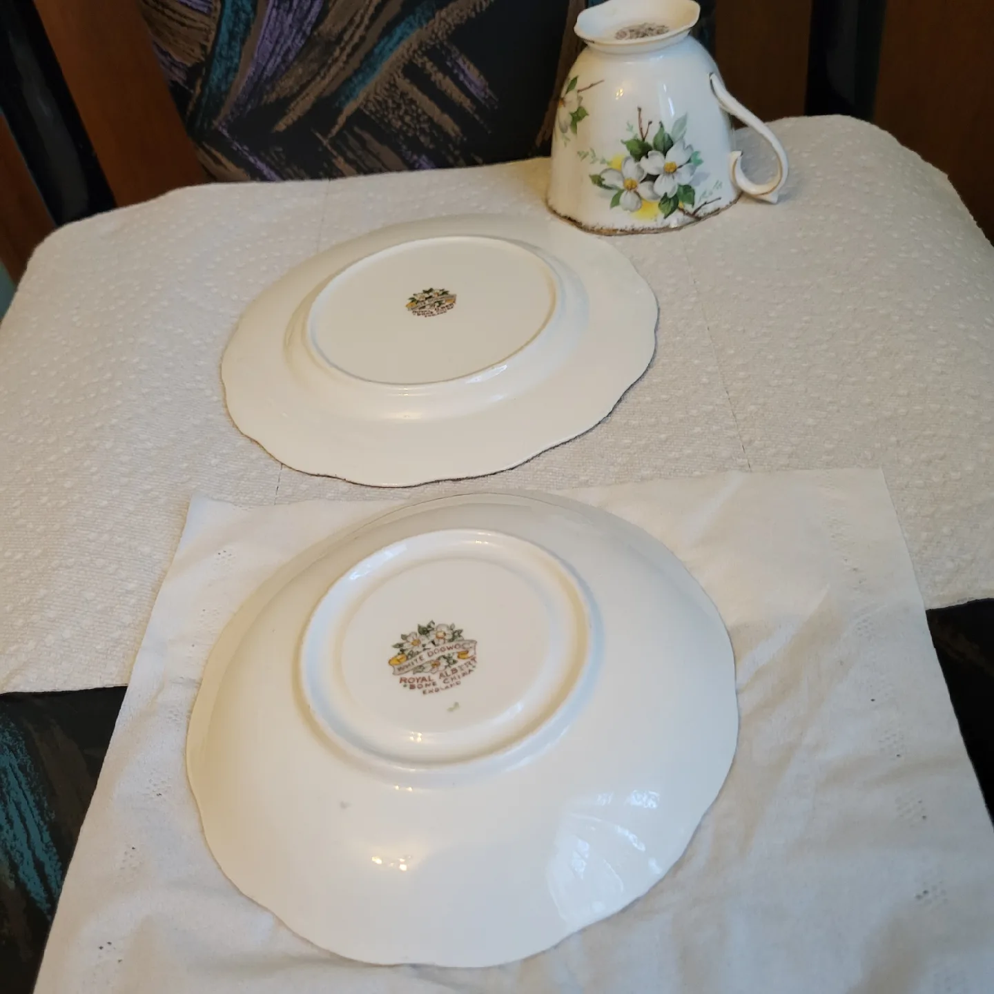 Royal Albert White Dogwood Tea Cup & Saucer Set image indicator(3)