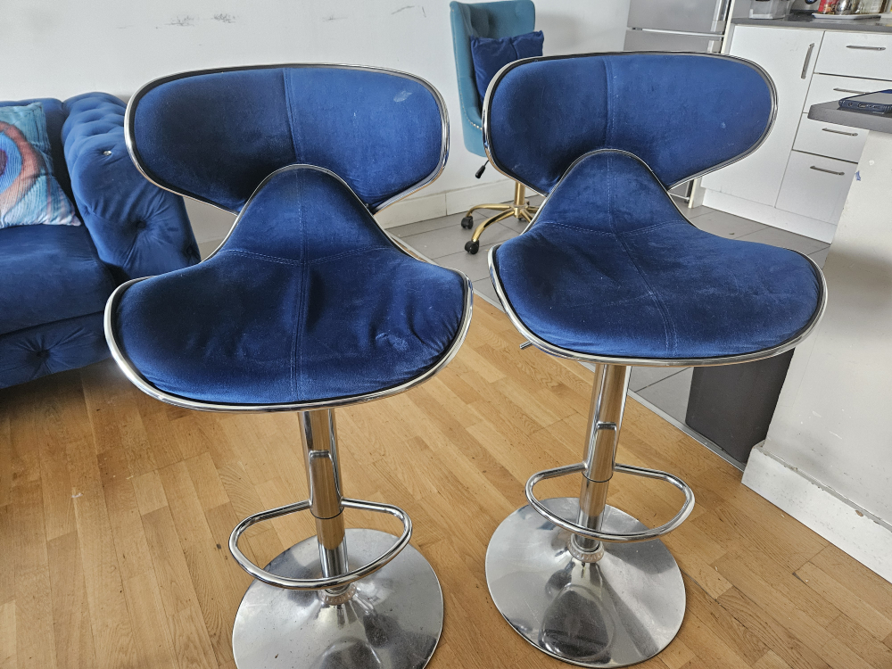 Blue Velvet Chesterfield Style Sofa &2 Bar Stool - photo 5