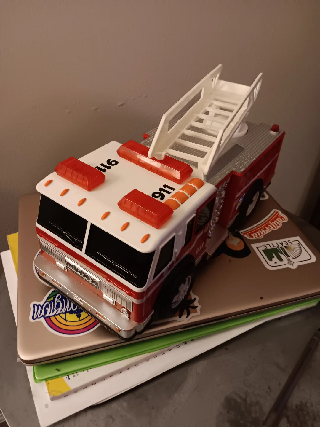 Toy Firetruck image indicator(2)