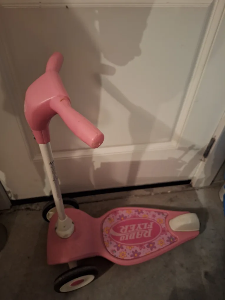 Radio Flyer Pink Scooter thumbnail