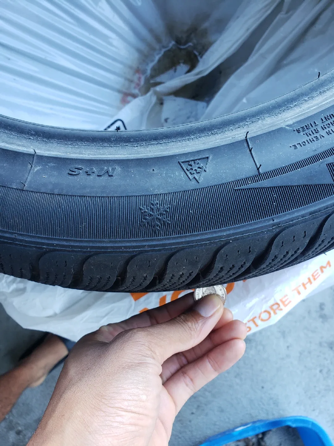 225/45R19 Winter Tire image indicator(2)