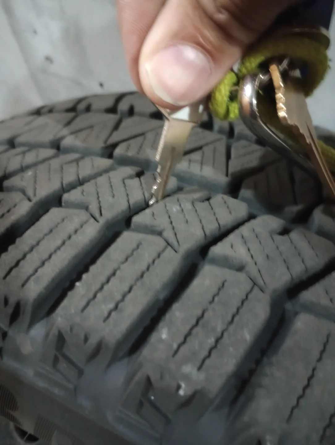 Bridgestone Blizzak WS90 Winter Tire - 205/55R16 image indicator(3)