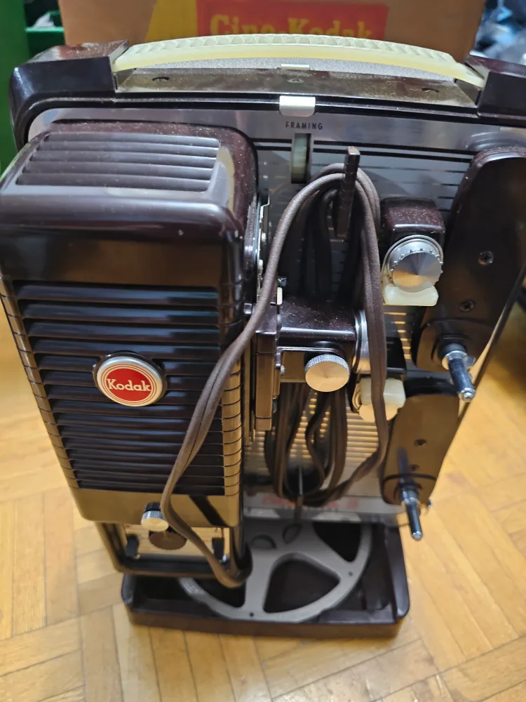 Vintage Cine-Kodak Showtime 8 Projector Model B-500 image indicator(5)