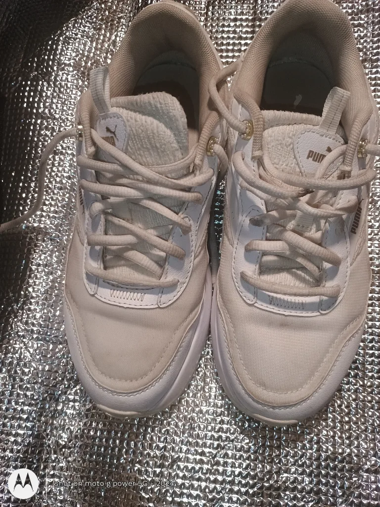 Puma Women's Size 7 White Sneakers image indicator(2)