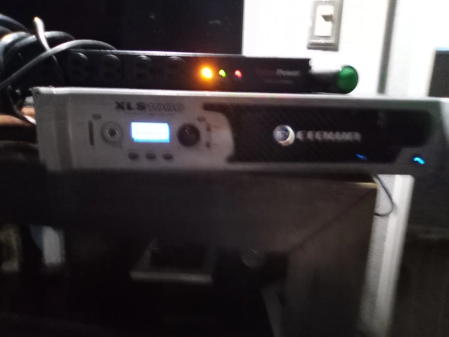 Crown XLS1000 DriveCore Two Channel Power Amplifier image indicator(3)