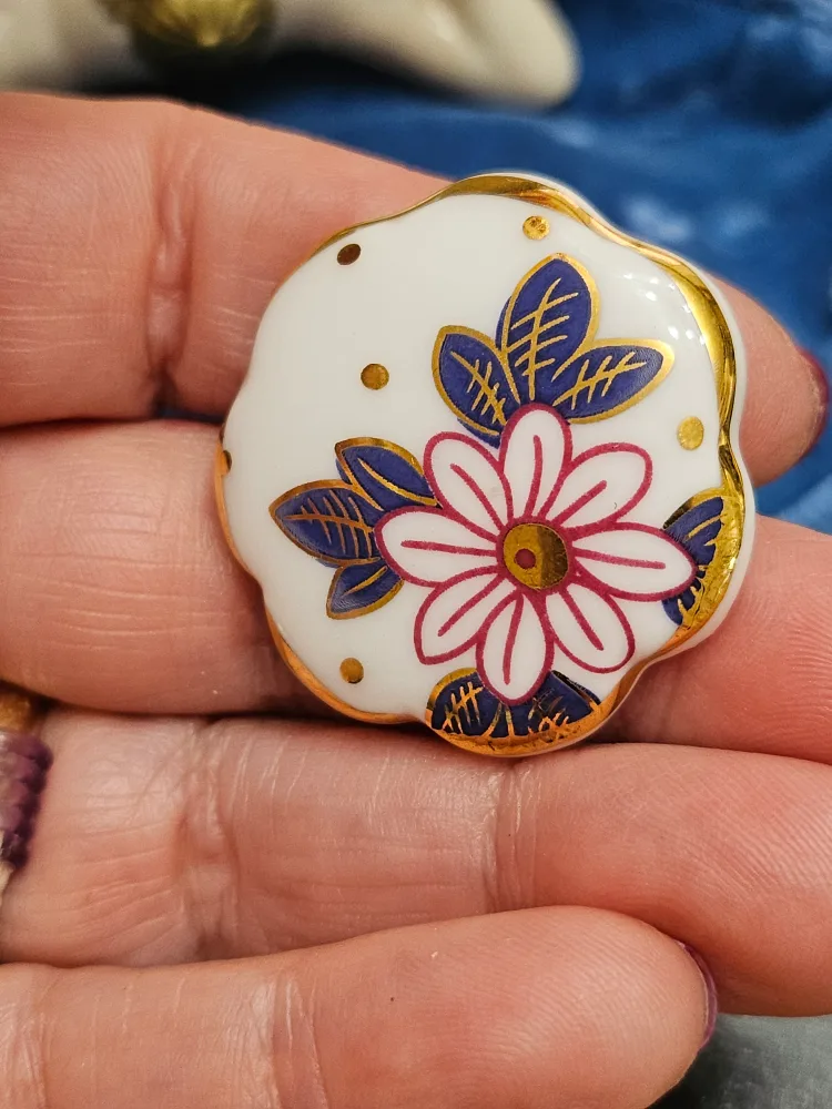 Royal Albert Flower Pin Brooch ceramic image indicator(3)