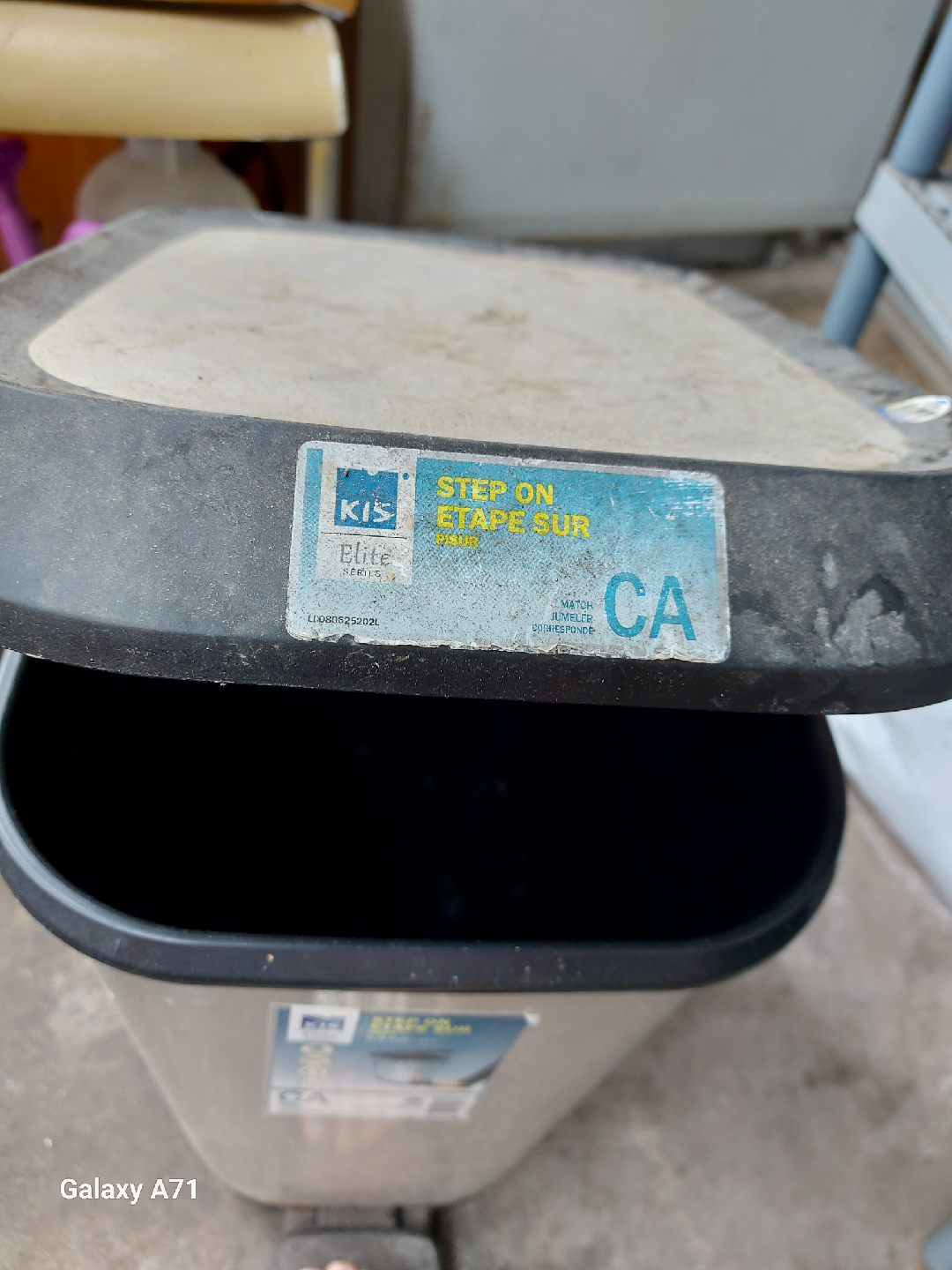 KIS Elite Step On CA Trash Can - 6.9 Gal / 26 L