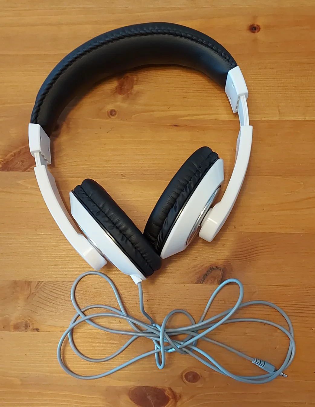 🥕White & Black Headphones thumbnail