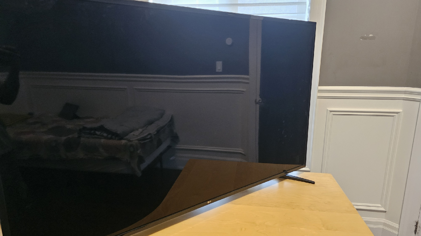 LG 65UH5500 65" 4K Ultra HD TV selling as is - photo 4
