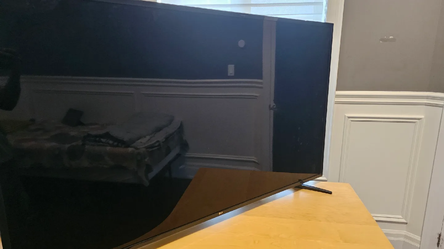 LG 65UH5500 65" 4K Ultra HD TV selling as is image indicator(4)