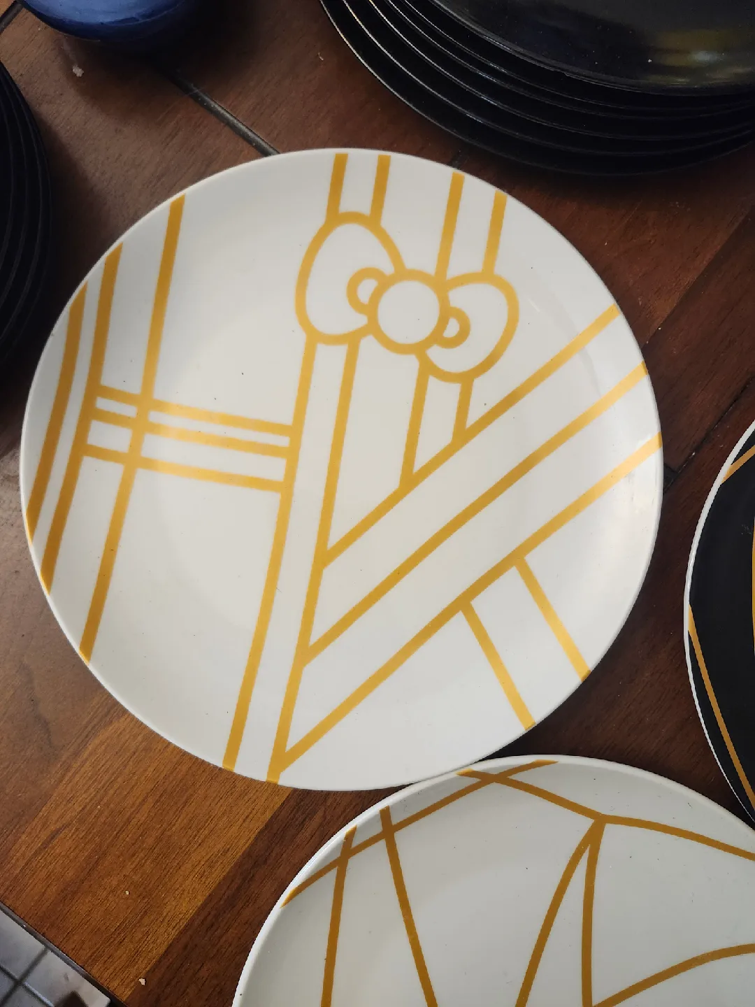 set of 4 Hello Kitty dinner plates image indicator(5)