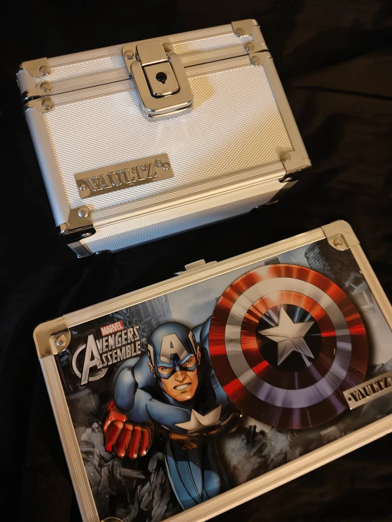 small Vaultz Avengers  Captain America lock box with (2) key image indicator(3)
