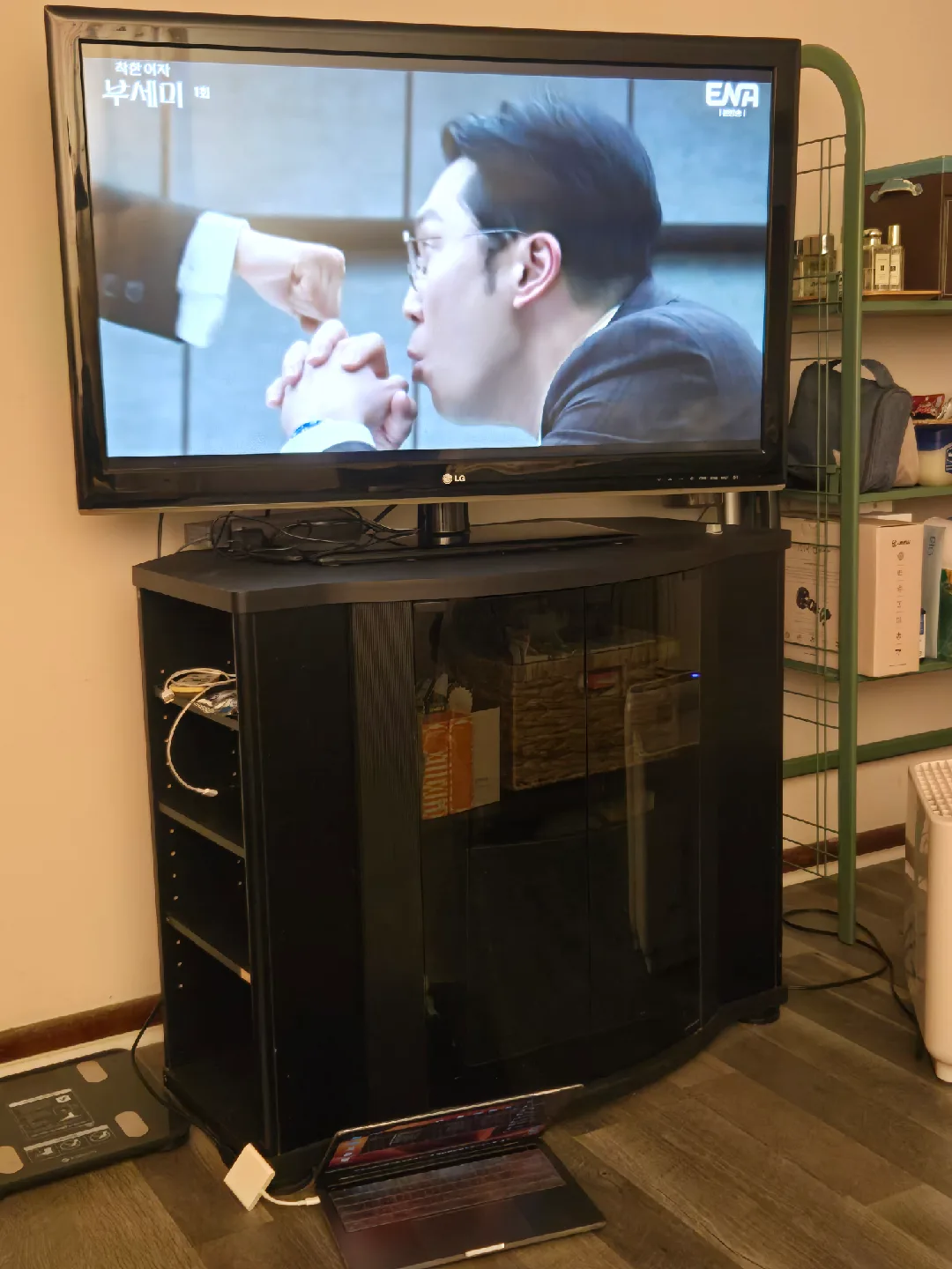 selling a 42inch LG TV + TV stand image indicator(8)