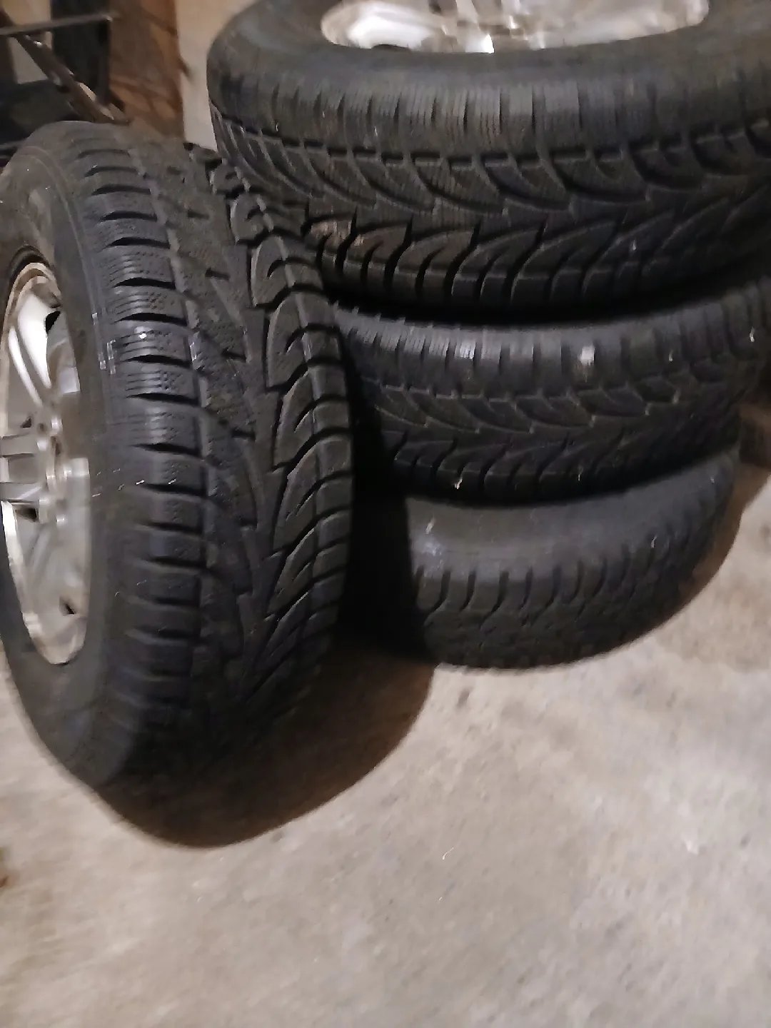 Set of 4 Used Winter Tires image indicator(3)