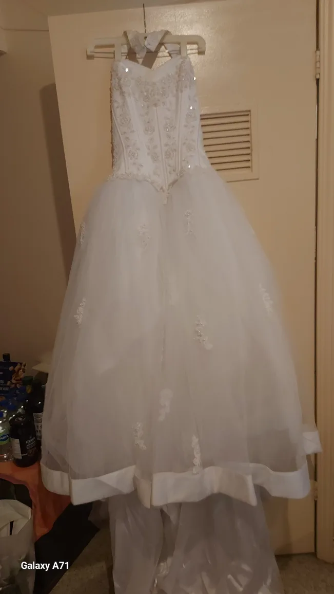 White Wedding Dress image indicator(3)