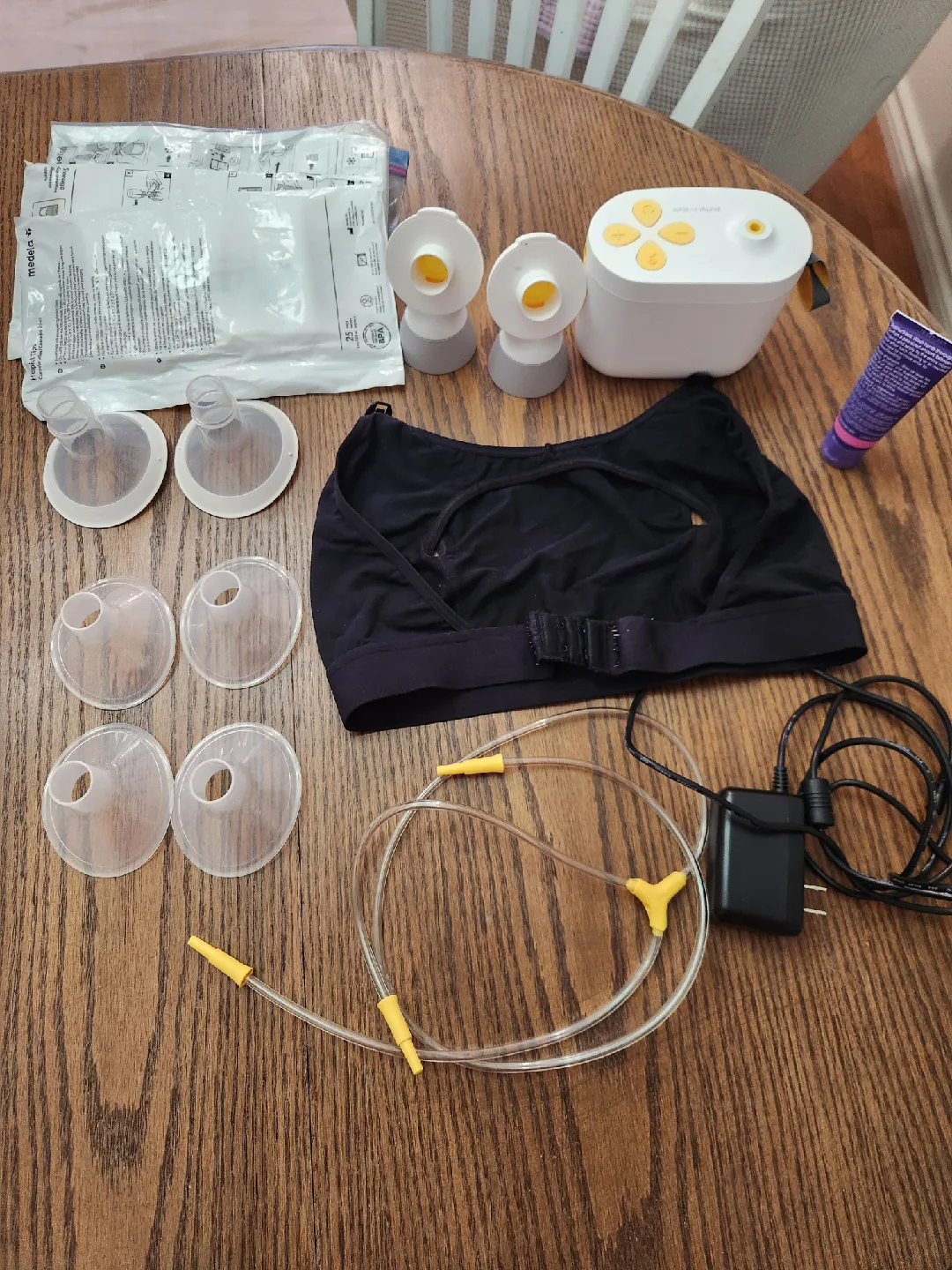 Medela Mini Electric Breast Pump + Accessories image indicator(2)