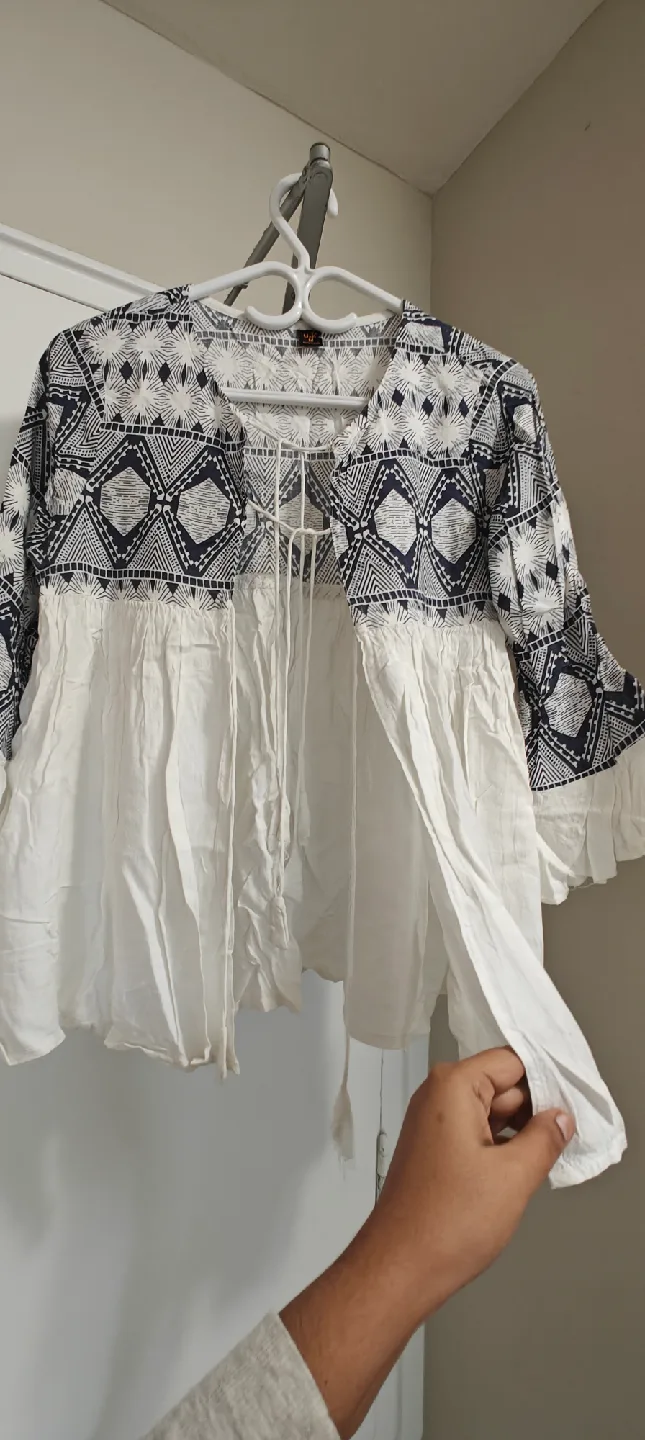 U&K Women's Top - Size M image indicator(4)