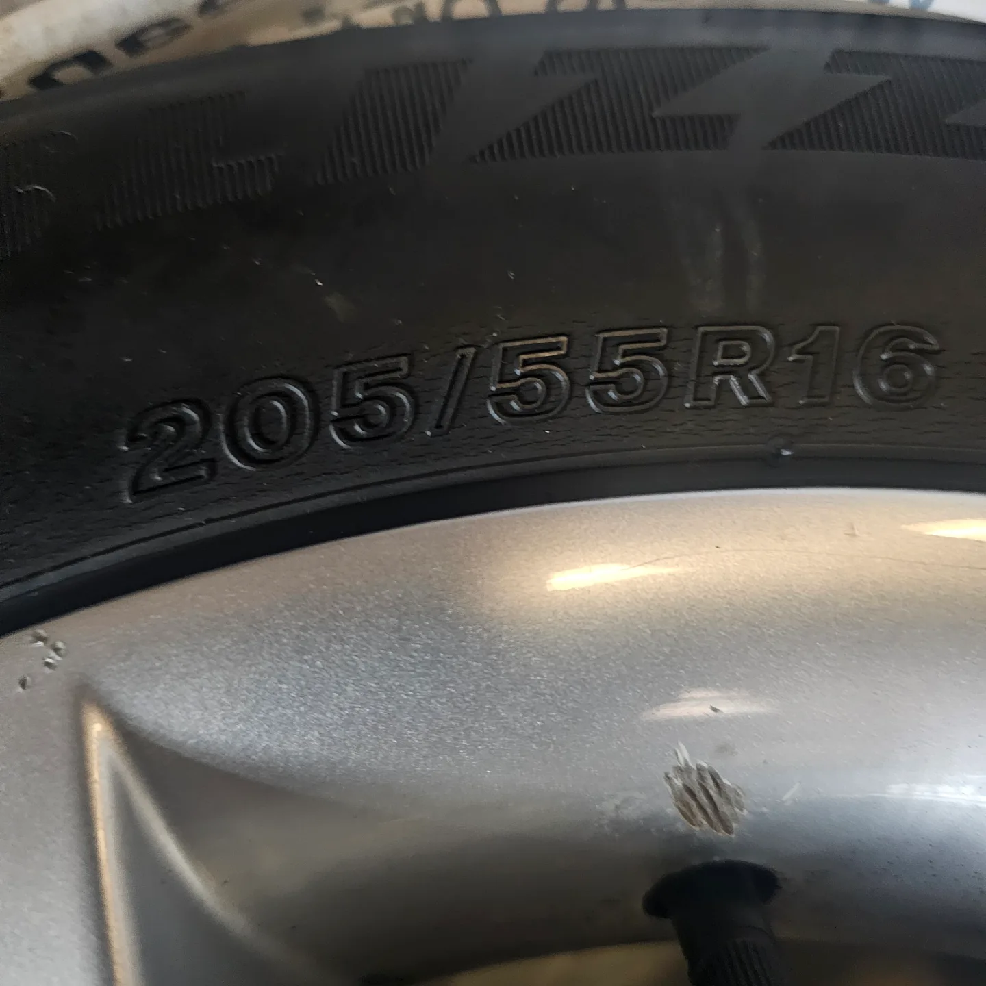 BMW Wheel with 205/55R16 Tire image indicator(2)
