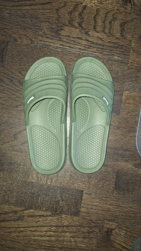 Dollarama's Sliders - Olive Green - Size 10/44 🥕 thumbnail